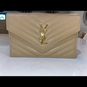 Envelope Chain Wallet in Grain De Poudre Embossed Leather